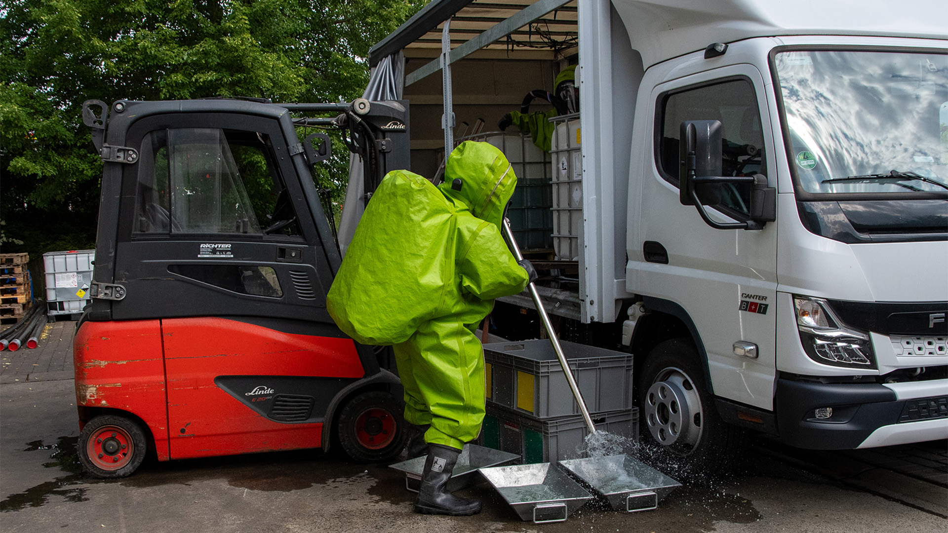 Die ausgelaufenen Chemikalien werden ordnungsgemäß aufgenommen