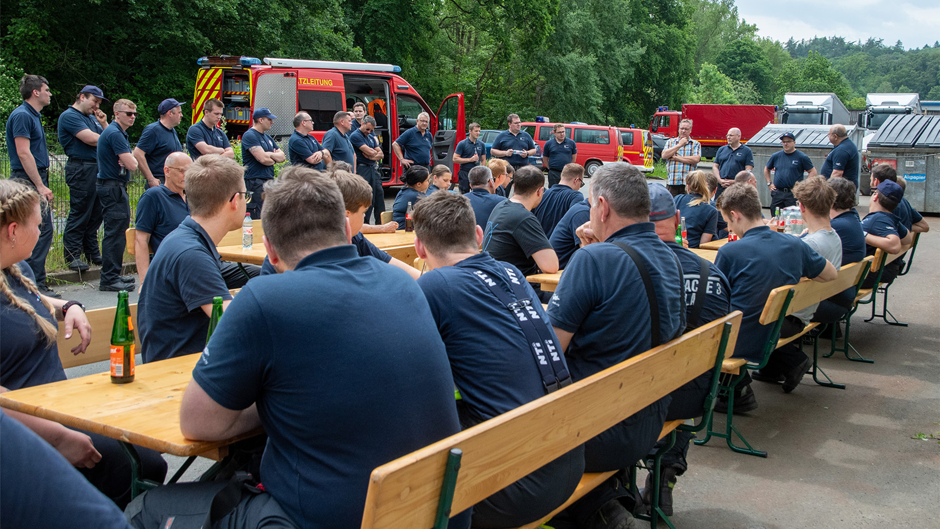 Organisatoren und Einsatzleiter bedanken sich bei den vielen Freiwilligen Feuerwehrleuten